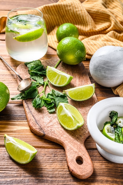 Preparazione del cocktail mojito