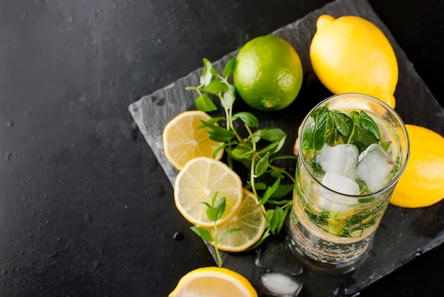 Foto mojito-cocktail met citroenen, limoenen en munt