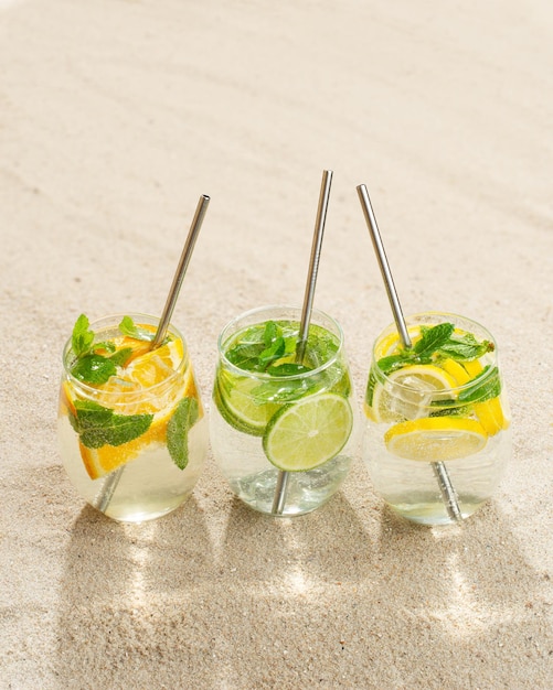 Mojito cocktail met citrus, limoen en sinaasappel op het strand