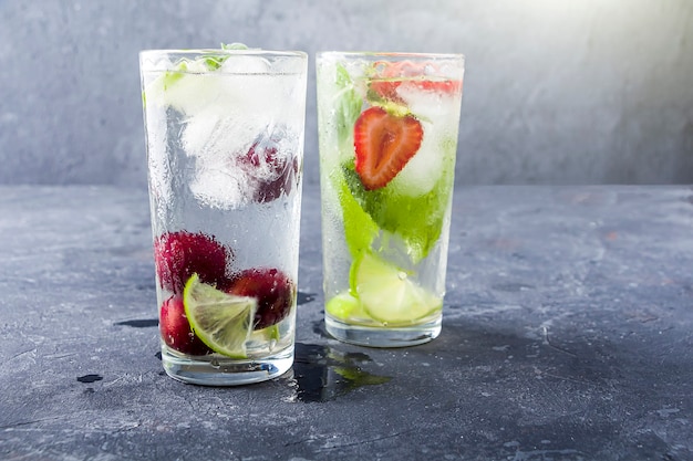 Mojito cocktail met ijsblokjes Glazen Diverse Zomer limonade n donker