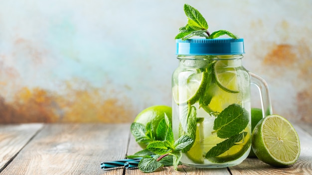 Mojito-cocktail met ijsblokjes in een glas.