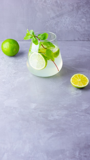 Mojito cocktail met limoen en munt in glas