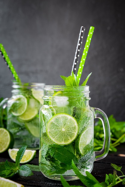 Mojito cocktail met limoen en munt in longdrinkglas