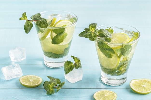 Mojito-cocktail met limoen en munt