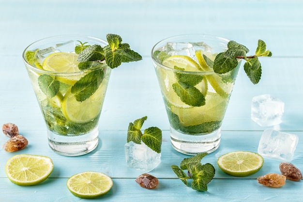 Mojito-cocktail met limoen en munt