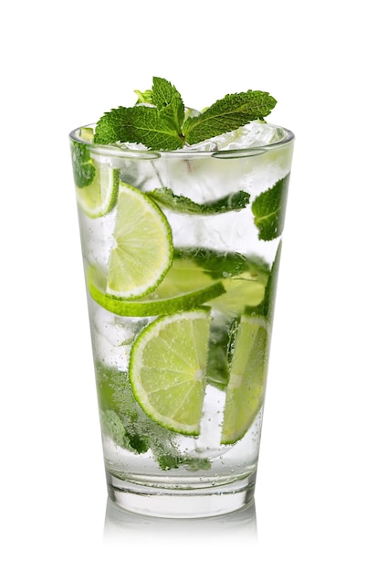 Mojito cocktail met limoenen munt en ijs