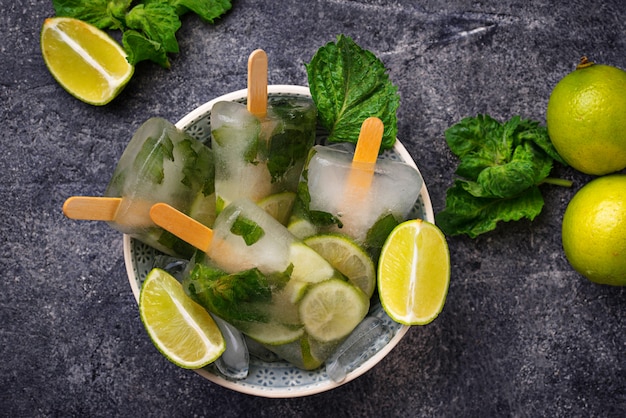 Photo mojito cocktail popsicle with mint, lime and rum