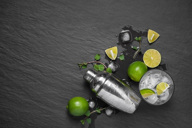 Foto cocktail mojito con lime e menta su tavola di pietra scura