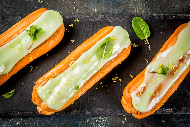 Mojito eclairs met limoenschil en muntblaadjes