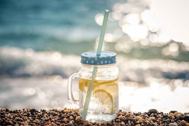 Mojito in glazen potten aan de zeekust. zomer strandplezier in de zee