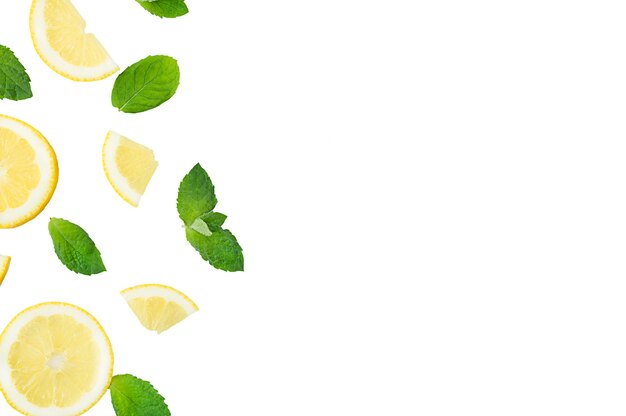 Mojito, limonadecocktail of zuur doordrenkt wateringrediënt. Flatlay met gesneden citroen en muntblaadjes, kopieer ruimte. Hoge kwaliteit foto