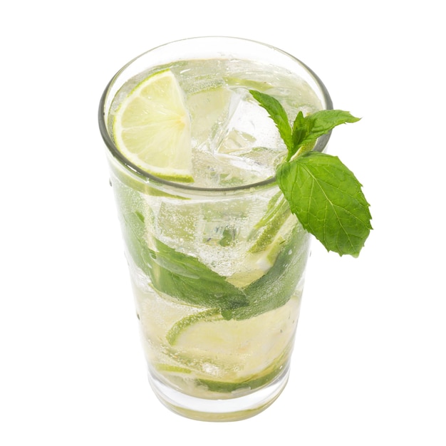 Mojito met citroenen en munten geïsoleerd