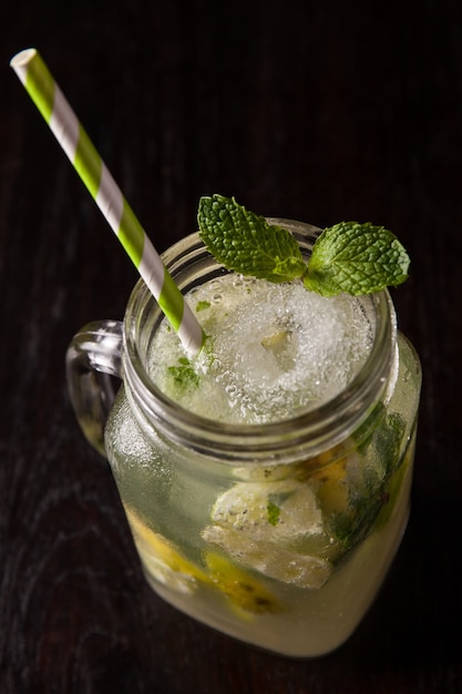 Mojito op zwarte houten tafel