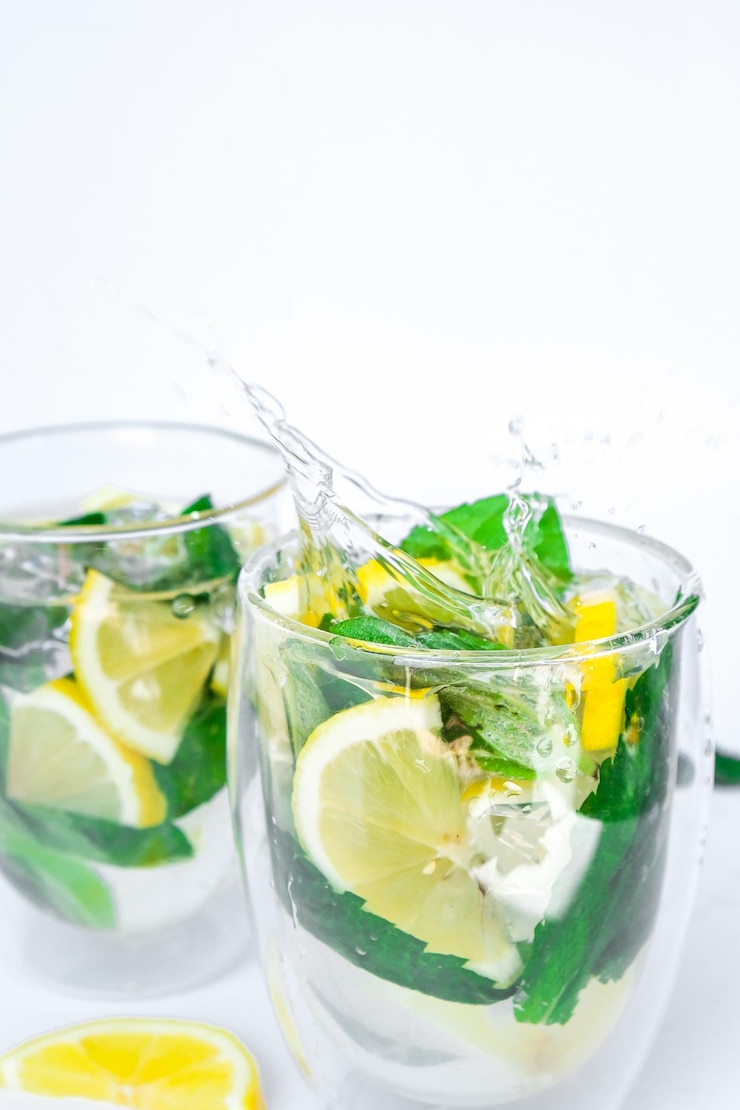 Photo mojito refreshing cocktail alcohol drink lemonade with lemon and mint leaves on light background