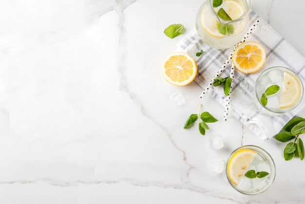 Mojito con menta fresca, fette di limone e vista dall'alto di ghiaccio