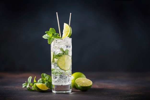 Photo mojito with lime, mint  and ice