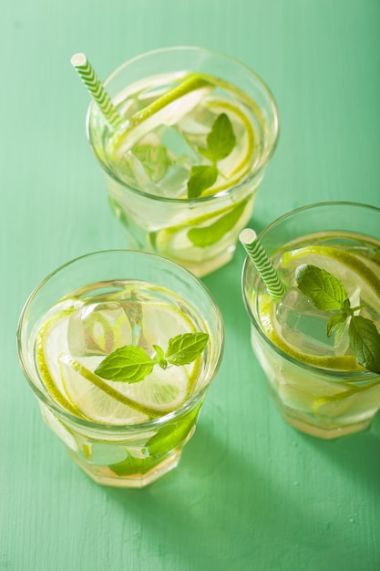 Mojitococktail en ingrediënten over groene achtergrond