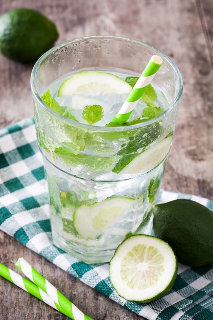 Mojitococktail in glas op houten