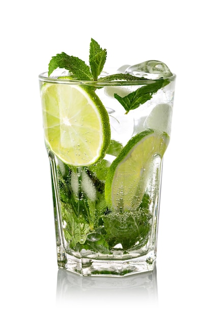 Mojitococktail met limoenmunt en ijs