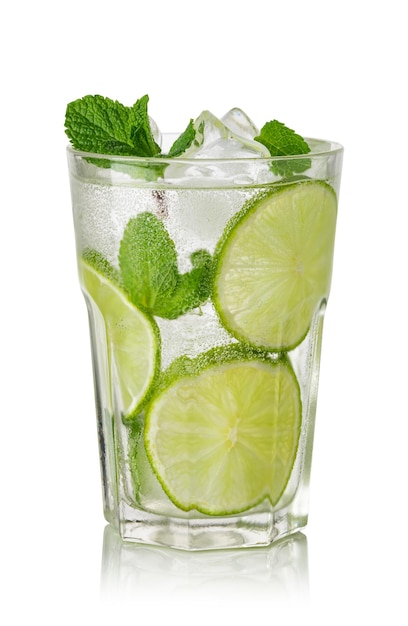 Mojitococktail met limoenmunt en ijs