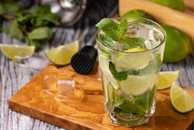 Mojitococktail met limoenmunt en ijs