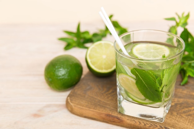 Mojitococktail Verfrissende mojitococktail met limoencitroen en munt in een hoog glas met een stokje