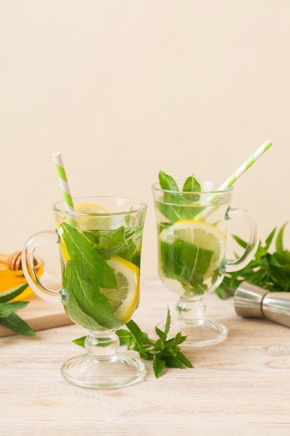 Mojitococktail verfrissende mojitococktail met limoencitroen en munt in een hoog glas met een stokje