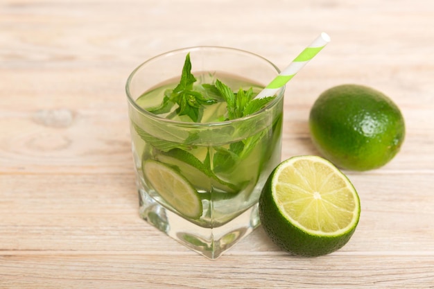 Mojitococktail Verfrissende mojitococktail met limoencitroen en munt in een hoog glas met een stokje