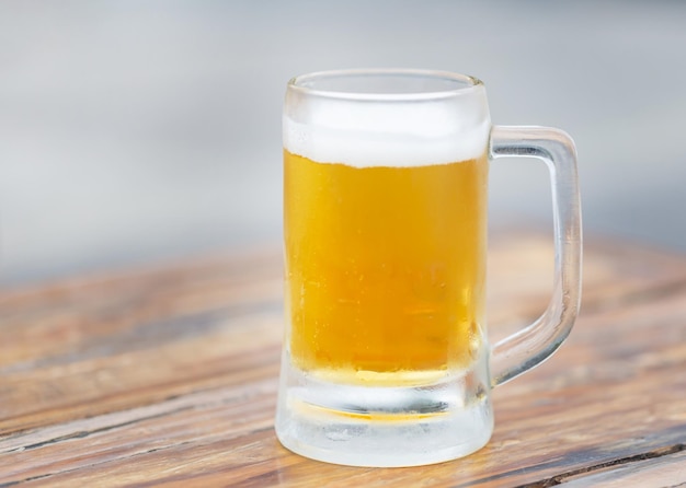 Mok bier Gieten bier met bellenschuim in glas Viering partij concepten