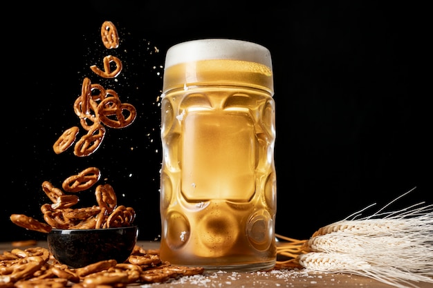 Foto mok bier met dalende pretzels op een tafel