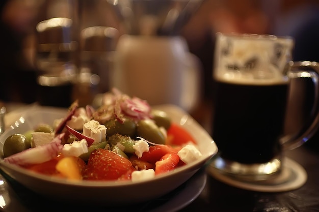 mok donker bier in het interieur van pub / pint bier met schuim op een geserveerde tafel in bierrestaurant in Tsjechië