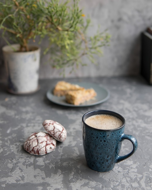 mok koffie of cappuccino met twee stukjes amandelcake