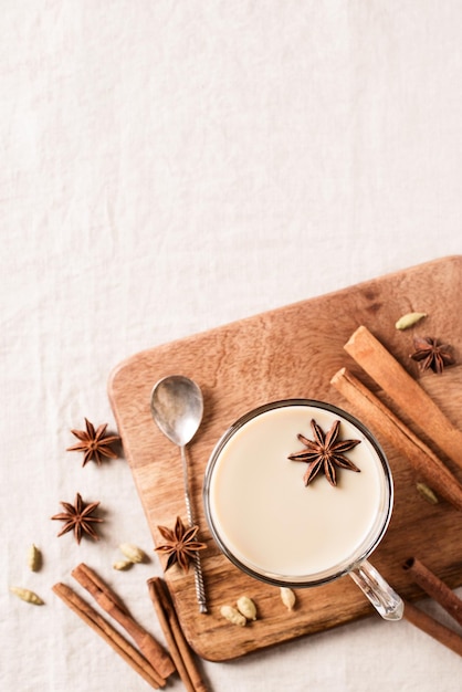 Mok kruiden laatste thee of koffie winter en herfst warme drank op witte achtergrond verticale kopie ruimte