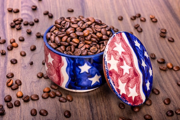 Mok met Amerikaanse vlagsymbolen gevuld met natuurlijke koffiebonen International Coffee Day concept 1 oktober