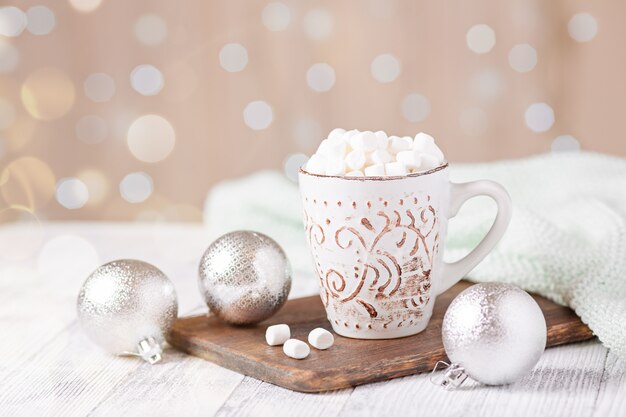 Mok met koffie en marshmallow op houten tafel