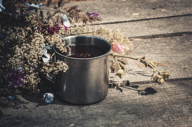 Foto mok staat op tafel met lentebloemen