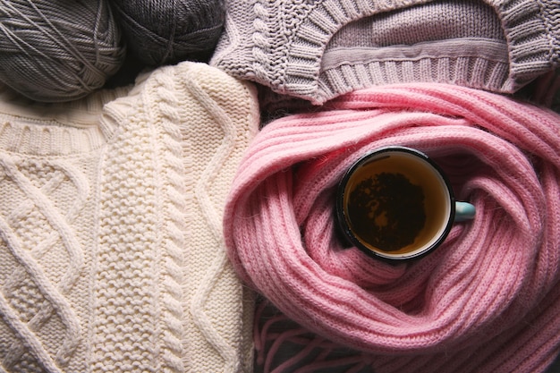Mok thee gewikkeld in sjaal en warme kleren ernaast close-up