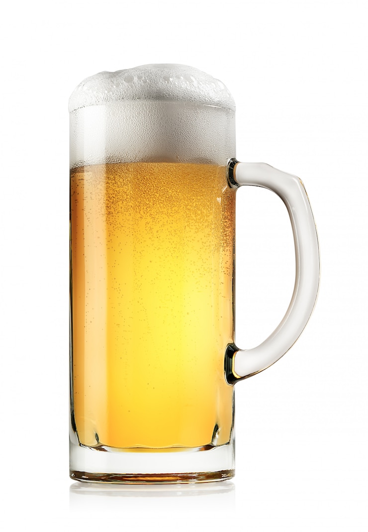 Foto mok van vers licht bier met schuim