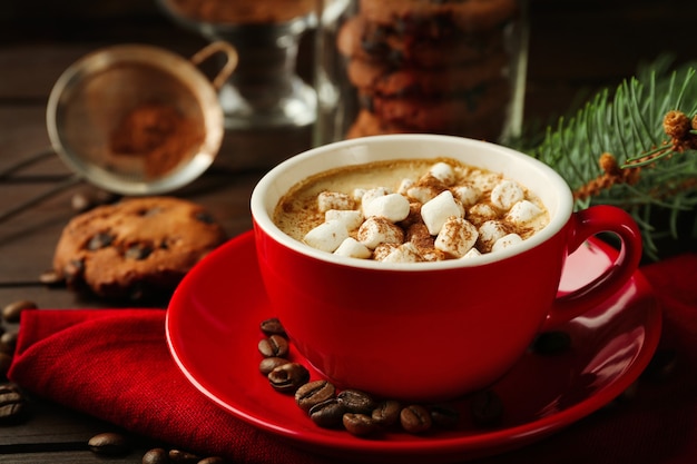 Mok warme chocolademelk met marshmallows, fir tree branch op houten tafel