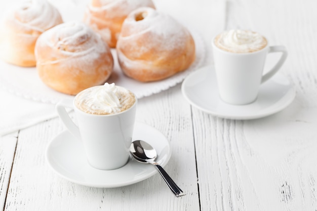 Mok warme chocolademelk of cacao met geroosterde bagel