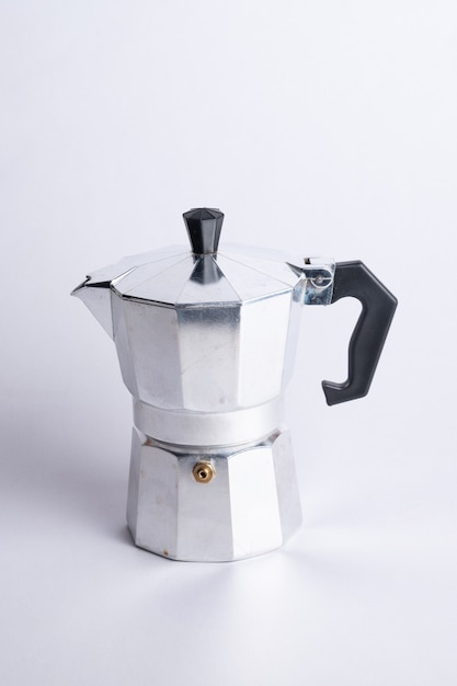 Moka pot op witte achtergrond.