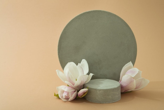 mokap met betonnen vormen en magnolia bloemen