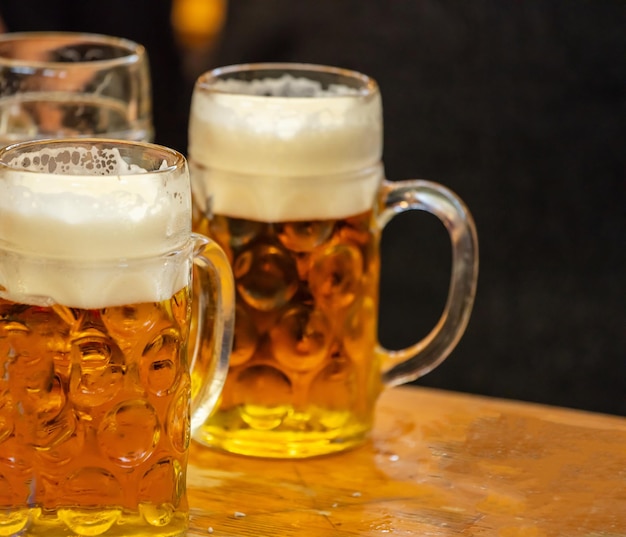 Mokken bier op een houten tafel close-up weergave Oktoberfest München Beieren