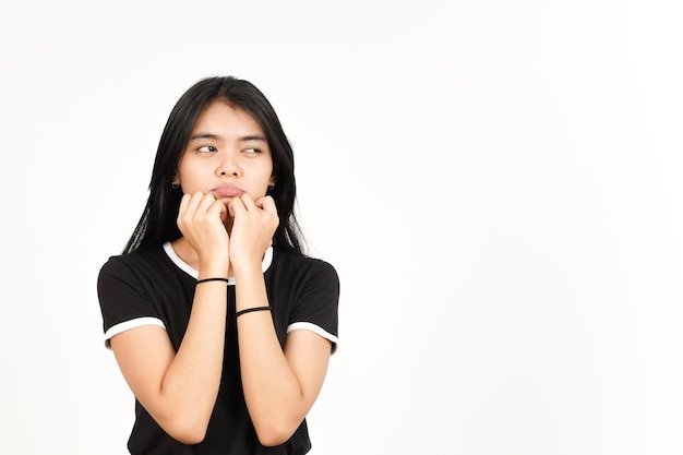 Mokkend en fronsend gebaar van mooie Aziatische vrouw geïsoleerd op een witte achtergrond