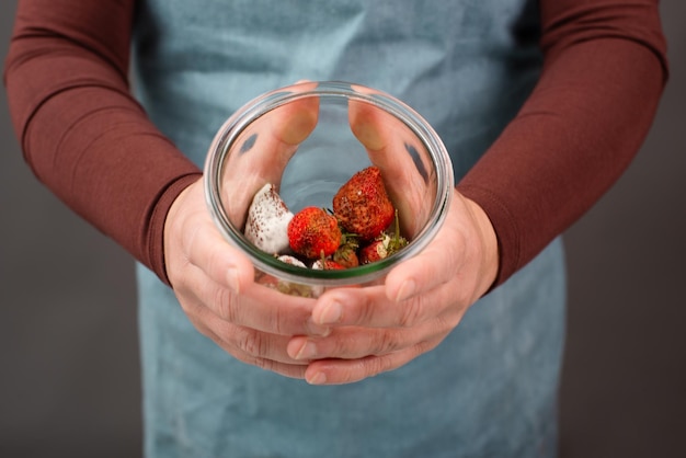 Molde aardbeien met vlekken schimmel in een pot rotte aardbeien ontbinding van het voedsel