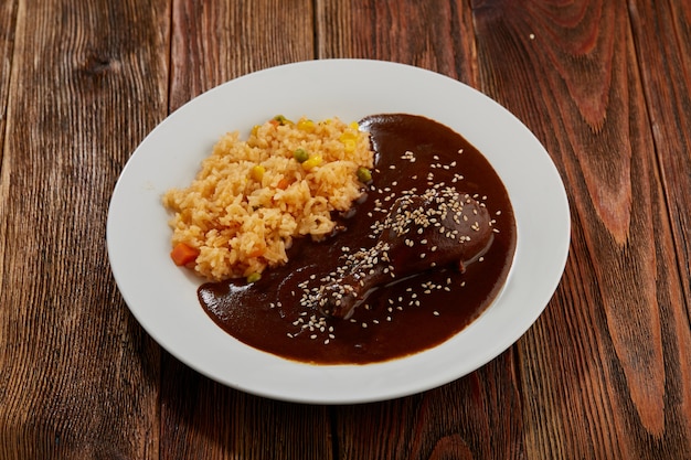 Mole con pollo y arroz rojo con verduras comida типика мексиканский