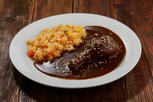 Mole con pollo y arroz rojo con verduras comida tipica mexican