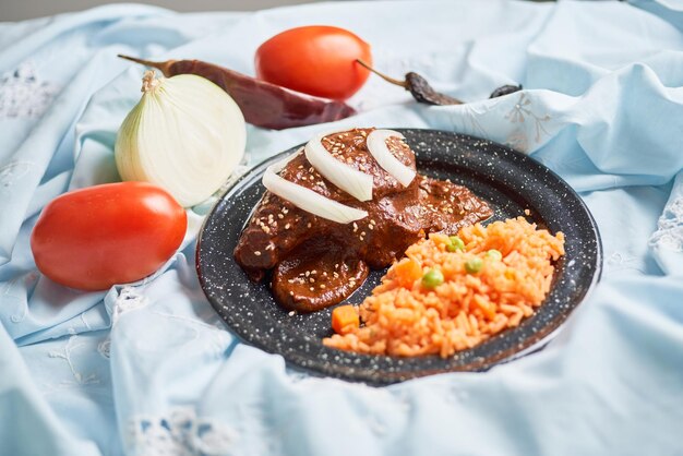 写真 チキンとモールソース メキシコの典型的な食事