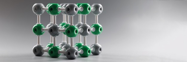 Moleculaire dna-modelstructuur op grijze achtergrond, grijze en groene cellen