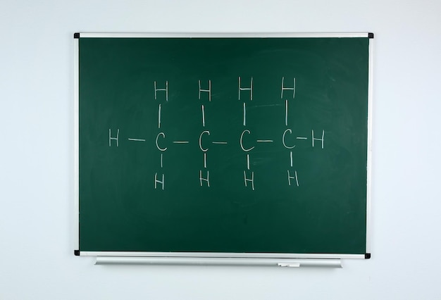 사진 칠판 배경에 분자 모델 및 공식